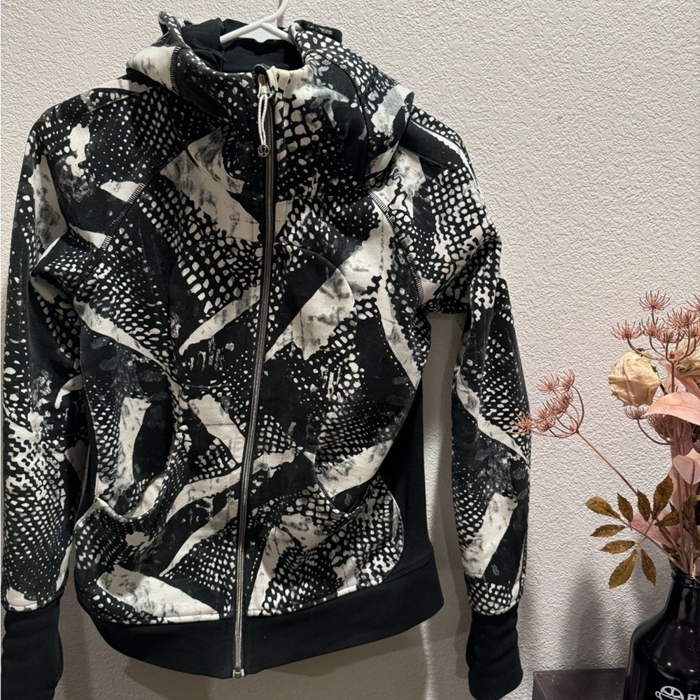 Lululemon‎ Scuba Hoodie Size 6 Black White Pattern Full Zip Thumbholes